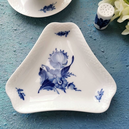 Blaue Blume, glatt, dreieckige Schale Nr. 10/8278, Royal Copenhagen