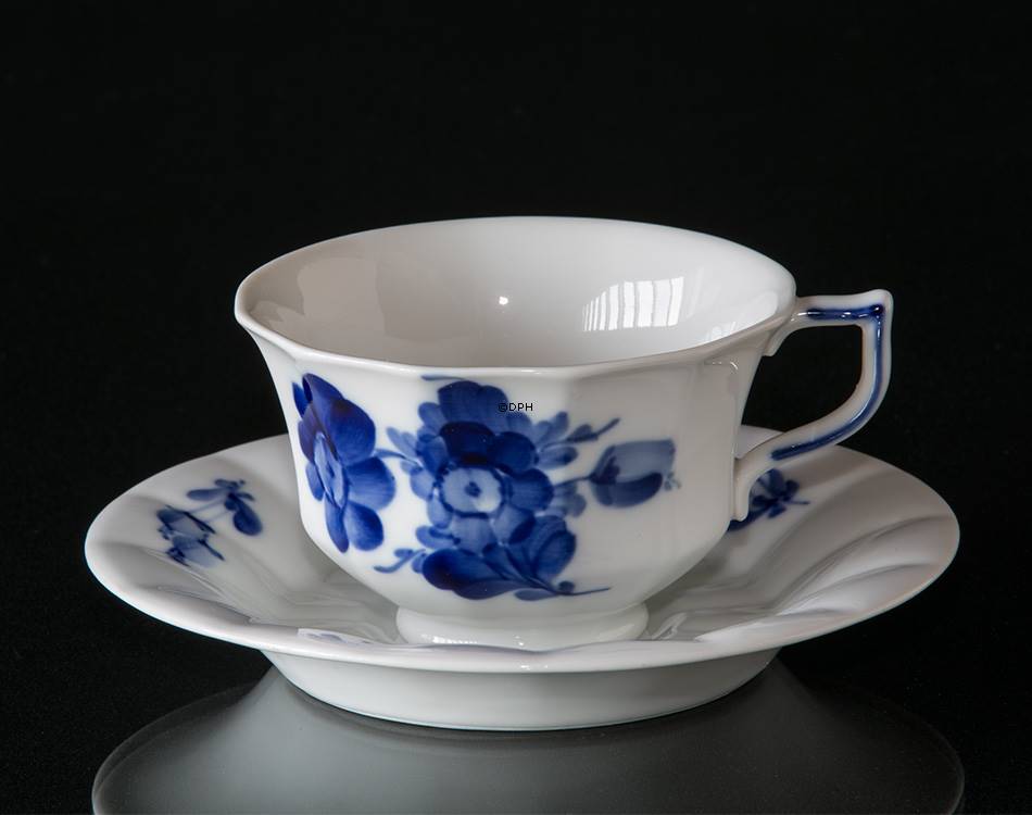 Blå Blomst, kantet, thekop (stor kaffekop) med underkop nr. 1,8 Royal Copenhagen | Nr. 10-8500 | Arnold Krog | DPH Trading