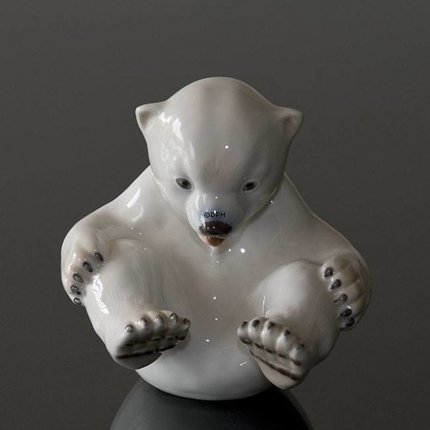 Eisbärenjunge sitzt spielerisch, Bing & Gröndahl Figur Nr. 2536 oder 536