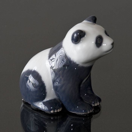 Panda sitzend neugierig, Royal Copenhagen Figur Nr. 663