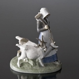 Das Mädchen, das mit Ziegen und Hammer geht, Royal Copenhagen Figur-Nr. 694