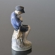 Hyrdedreng, Dreng der snitter i gren. Royal Copenhagen figur nr. 905 eller 079