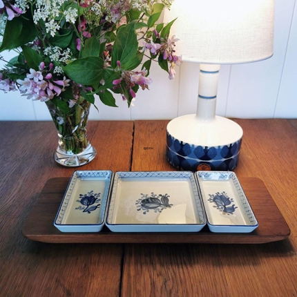 Tranquebar Cabaret Tablett Teakholz mit 3 Einsätzen Royal Copenhagen/Aluminia blau 2 Stk. 11-2193, 1 Stk. 11-1791