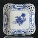 Blå Blomst, svejfet, firkantet kagefad med gennemskåret bort nr. 10/1523 eller 419, Royal Copenhagen ø23cm