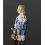 Oscar, Dreng i nattøj med bamse. Figur i Royal Copenhagens serie af minibørn