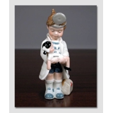 Christian, Dreng som leger læge. Figur i Royal Copenhagens serie af minibørn nr. 006