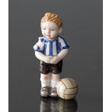 Michael, Dreng som spiller fodbold. Figur i Royal Copenhagens serie af minibørn nr. 007