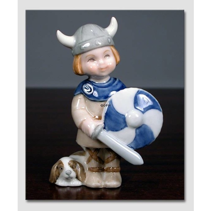 Knud, Dreng der leger viking. Figur i Royal Copenhagens serie af minibørn nr. 009