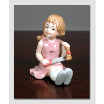 Maria Mädchen schneidet ihr Haar. Aus der Serie der Mini-Kinder von Royal Copenhagen, Figur Nr. 013