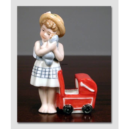 Anna Mädchen mit Puppenwagen von Royal Copenhagen. Aus der Serie von Mini-Kindern von Royal Copenhagen, Figur Nr. 014