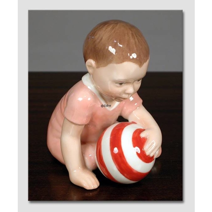 Mädchen mit Ball, Royal Copenhagen Babyfigur Nr. 023