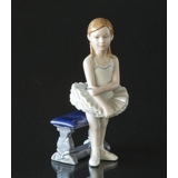 Lille ballerina siddende på bænk, Royal Copenhagen figur