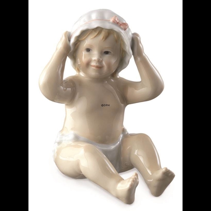 Sitzendes Baby mit einer Badekappe/Haube, Royal Copenhagen Figur Nr. 247