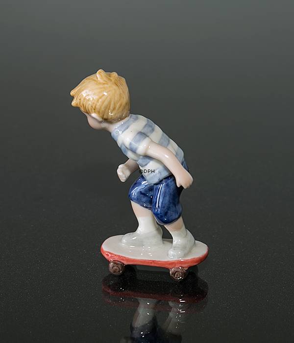 Boy on skateboard, Mini Summer and Winter Children, Royal Copenhagen figurine no. 266 | No. 1249266 Sven Vestergaard | DPH Trading