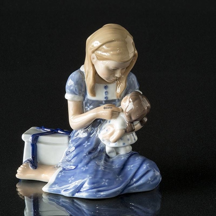 Mädchen bekommt eine Puppe, Royal Copenhagen Figur Nr. 410