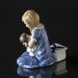 Mädchen bekommt eine Puppe, Royal Copenhagen Figur Nr. 410