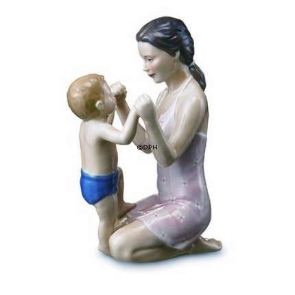 Mor med hoppende barn, Royal Copenhagen figur nr. 544