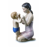 Mor med hoppende barn, Royal Copenhagen figur