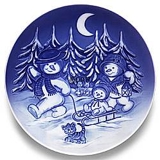 2005 Royal Copenhagen Teller, Winterserie, Die Schneemänner auf einem Ausflug im Wald bei Mondlicht, 2005