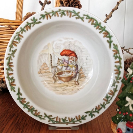 Wiberg Weihnachtsservice, Schüssel mit bettelnder Katze bei essendem Wichtel, Royal Copenhagen Nr. 2-14198