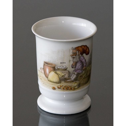 Becher mit Wiberg Wichteln, der auf einer Kiste sitzt, Royal Copenhagen Nr. 2-5436