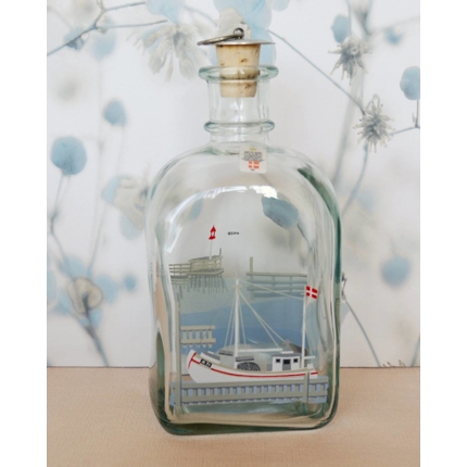 Holmegaard Sommerflaske med Fiskekutter i havnemiljø