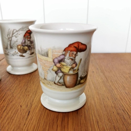 Becher mit Wiberg Wichteln, der Grütze macht, Royal Copenhagen Nr. 3-5436