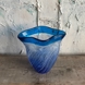 Blaue Glasvase, oval mit gewelltem Rand, Mundgeblasene Glaskunst