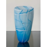 Glasvase til stor buket, høj model i blå og hvide nuancer, glaskunst,