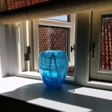 Glas Blumentopf oder Vase, blau mit weiß in Kontrast, Mundgeblasene Glaskunst