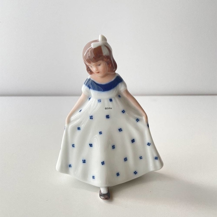 **Tysk:**  
Mini Tanzendes Mädchen mit weißem Kleid und blauen Punkten, Royal Copenhagen Figur Nr. 101