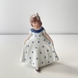 **Tysk:**  
Mini Tanzendes Mädchen mit weißem Kleid und blauen Punkten, Royal Copenhagen Figur Nr. 101
