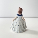 **Tysk:**  
Mini Tanzendes Mädchen mit weißem Kleid und blauen Punkten, Royal Copenhagen Figur Nr. 101