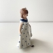 **Tysk:**  
Mini Tanzendes Mädchen mit weißem Kleid und blauen Punkten, Royal Copenhagen Figur Nr. 101