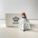 **Tysk:**  
Mini Tanzendes Mädchen mit weißem Kleid und blauen Punkten, Royal Copenhagen Figur Nr. 101