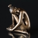 Siddende dame med hoved på knæet, bronzefinish