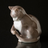 Sitzende Katze spielt mit seinem Schwanz, Bing & Gröndahl Figur Nr. 1553