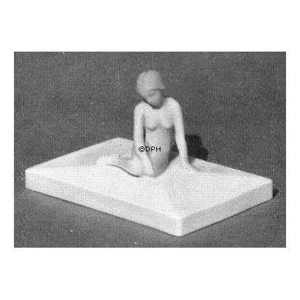 Woman on base, Bing & Grondahl figurine no. 1554