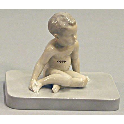 Dreng siddende på plade, Bing & Grøndahl figur Nr. 1649