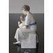 Mutter mit Kind zieht seine Socke aus, Bing & Gröndahl Figur Nr. 1829