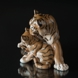 Tiger mit Jungtier, der liebevoll mit dem Schwanz seiner Mutter spielt, Bing & Gröndahl Figur Nr. 1948