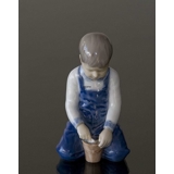 Junge mit einem Eimer, der ein Schloss baut, Bing & Gröndahl Figur Nr. 2127