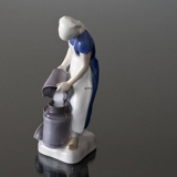 Mädchen gießt Milch in eine Milchkanne, Bing & Gröndahl Figur
