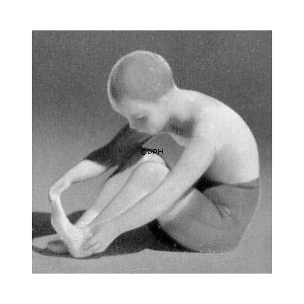 Dreng som tager sok af, Bing & Grøndahl figur nr. 2199