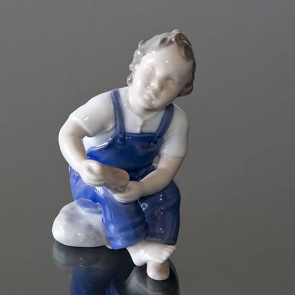 Please help, Mummy, boy sitting with shoe - with blue trousers, Bing & Grondahl figurine No. 2275