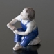 Hjælp mig mor, Siddende dreng med en sko på - med blå bukser, Bing & Grøndahl figur Nr. 2275