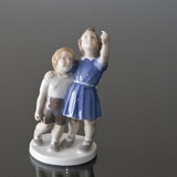 Throw back the ball, standing children looking up, Bing & Grondahl figurine No. 2278