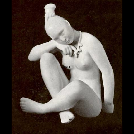 Siddende hvid nøgen kvinde, Bing & Grøndahl figur nr. 2281