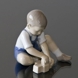 Der kleine Baumeister, Junge macht eine Sandburg, Bing & Gröndahl Figur Nr. 2306