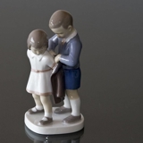 Gentleman, Junge hilft Mädchen mit Mantel, Bing & Gröndahl Kind Figur Nr. 2312